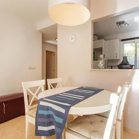 Amazing In With 2 Bedrooms, Wifi And Outdoor Swimming Pool דירה *