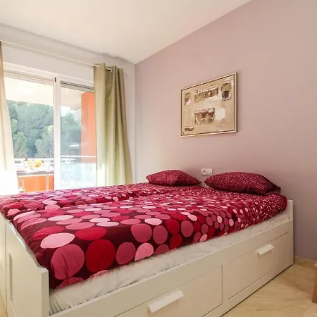 Amazing In With 2 Bedrooms, Wifi And Outdoor Swimming Pool דירה *